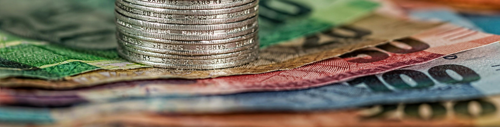 Coins and bills in euros - DORA represents a major feat of strength, especially for the German and European financial sector.